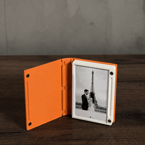Csúsztatható Fotókönyv/Sliding Photo Album – Instax Mini , Otthon & Életmód, Papír, írószer, Album & Fotóalbum, Fotó, grafika, rajz, illusztráció, A kedvenc pillanataid, egy csúsztatásnyira.

Csukva egy kis könyvnek tűnik. Kinyitva viszont szépen..., MESKA