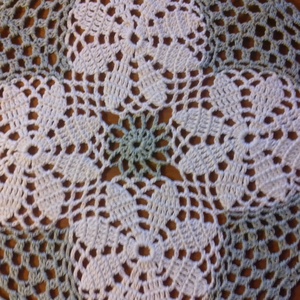 Zöld szegélyes, négy virágos, horgolt terítő - otthon & életmód - dekoráció - ajtó- és ablak dekoráció - ajtótábla - Meska.hu