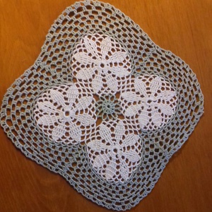 Zöld szegélyes, négy virágos, horgolt terítő - otthon & életmód - dekoráció - ajtó- és ablak dekoráció - ajtótábla - Meska.hu