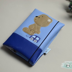 Textilbőr egészségügyi kiskönyv borító - maci autóval - otthon & életmód - papír, írószer - egészségügyi kiskönyv borító - Meska.hu