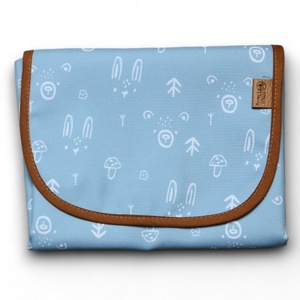 Pelenkázó lap -  vízhatlan, kicsire összehajtható, mosható - kék erdő - szépségápolás - pelenka & babaápolás - pelenkázó alátét - Meska.hu