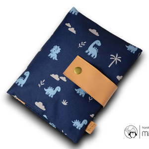 Pelenkázó neszeszer - vízhatlan - dínóbarátok, Baba - mama, Pelenkázó, babafürdető kellékek, Pelenkázó neszeszer, pelenkatartó, Varrás, Kívül-belül vízhatlan pelenkázó neszeszer dínóbarátokkal, kék színben, textilbőr patentos füllel. 
..., MESKA