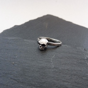 Sötét Védelmező koponyás ezüst gyűrű - MyCollection szettben is! -  Mithrillion Elegancia - ékszer - gyűrű - kerek gyűrű - Meska.hu