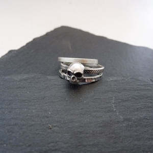 Sötét Védelmező koponyás ezüst gyűrű - MyCollection szettben is! -  Mithrillion Elegancia - ékszer - gyűrű - kerek gyűrű - Meska.hu