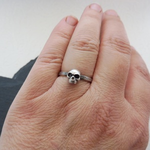 Sötét Védelmező koponyás ezüst gyűrű - MyCollection szettben is! -  Mithrillion Elegancia - ékszer - gyűrű - kerek gyűrű - Meska.hu