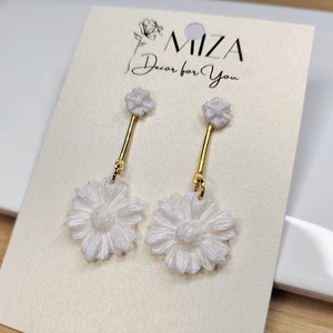 Margaréta fülbevaló - mini és közepes méretű virágokkal - 2 cm-es rúd csatlakozóval - ékszer - fülbevaló - lógó fülbevaló - Meska.hu