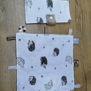 textil gyermek egészségügyi kiskönyv borító+címkerongyi sün  mintával  - otthon & életmód - papír, írószer - egészségügyi kiskönyv borító - Meska.hu