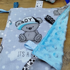 Maci mintás  címkerongyi+puha csörgő címkekocka szett - játék & sport - 3 éves kor alattiaknak - babakocka - Meska.hu