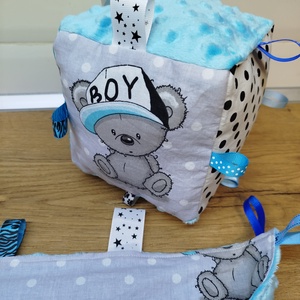 Maci mintás  címkerongyi+puha csörgő címkekocka szett - játék & sport - 3 éves kor alattiaknak - babakocka - Meska.hu