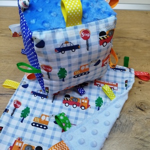 Autó mintás  címkerongyi+puha csörgő címkekocka szett - játék & sport - 3 éves kor alattiaknak - babakocka - Meska.hu