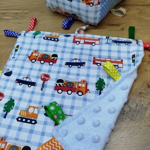 Autó mintás  címkerongyi+puha csörgő címkekocka szett - játék & sport - 3 éves kor alattiaknak - babakocka - Meska.hu