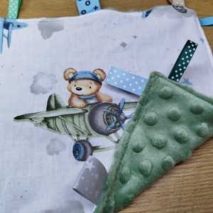textil gyermek egészségügyi kiskönyv borító+címkerongyi maci- repülőgép   mintával  - baba - mama - babaemlékek - egészségügyi kiskönyv borító - Meska.hu
