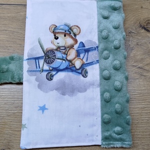 textil gyermek egészségügyi kiskönyv borító+címkerongyi maci- repülőgép   mintával  - baba - mama - babaemlékek - egészségügyi kiskönyv borító - Meska.hu