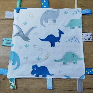 Dino mintás  címkerongyi -szundikendő, Baba - mama, Baba játékok, Szundikendő, alvóka, Varrás, Eladó  mintás címkerongyi,pamutvászon-puha minky   anyagokból.mérete 23×23 cm+a címkék.
A címkék tö..., MESKA