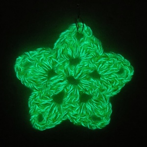 Fluoreszkáló horgolt csillag  - karácsony - karácsonyi lakásdekoráció - karácsonyfadíszek - Meska.hu