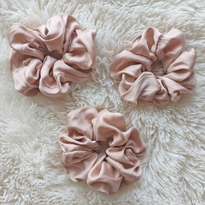 100% Valódi SELYEM scrunchie (púder rózsaszín) - ruha & divat - hajdísz & hajcsat - hajgumi - Meska.hu
