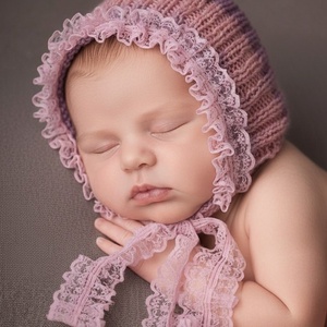 Kézzel kötött babasapka  Újszülött fotózáshoz, Baba - mama, Babaruházat, Babasapka, Kötés, Romantikus, bájos púder rózsaszín kötött újszülött sapka, amelyet különleges, fodros rózsaszín csip..., MESKA