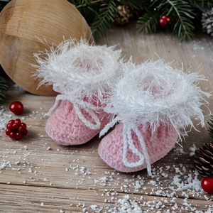 Rózsaszín horgolt újszülött babacipő fehér szőrös díszítéssel - Meska.hu