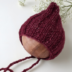 Bordó kötött újszülött manósapka megkötővel babafotózási kellék - baba - mama - babaruházat - babasapka - Meska.hu