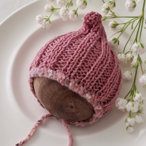 Mályvarózsaszín kötött újszülött sapka  csúcsos, megkötős babafotózási kellék - baba - mama - babaruházat - babasapka - Meska.hu