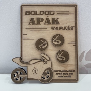 Apának, Papának motoros tábla bukósisak díszítéssel , Otthon & Életmód, Dekoráció, Kép & Falikép, Fából készült kép, Famegmunkálás, Gravírozás, pirográfia, MESKA