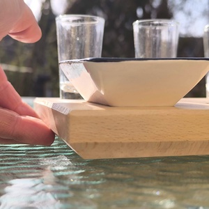 Egyedi Pálinkás és Kínáló Tálca - 4 Pohárral + 2 Kerámia Tállal - Tömör Bükkfa - otthon & életmód - konyhafelszerelés, tálalás - tálalás - pálinkás poharak, szettek - Meska.hu