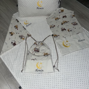 4 részes ovis szett ágynemű + ovis zsák + tornazsák, Játék & Sport, Ovis felszerelés, Ovis szett, , Szeretettel készített, egyedi termékek az ovi/bölcsi kezdéshez.
Minden darab névvel és/vagy jellel ..., MESKA