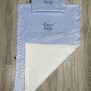 Hímzett baba takaró párnával minky és sherpa kombinációból - baba - mama - baba ágynemű - babatakaró, gyerek pléd - Meska.hu