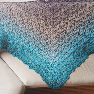 Horgolt vállkendő, Ruha & Divat, Sál, Sapka, Kendő, Vállkendő, Horgolás, Színátmenetes fonalból horgolt vállkendő.
Méretei: 196x126 cm
Anyaga: pamut-akril
Szürke-türkiz
A s..., MESKA