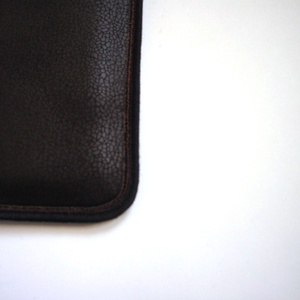 Nyakbaakasztható mobil tok bőrhatású sötétbarna - táska & tok - kézitáska & válltáska - vállon átvethető táska - Meska.hu