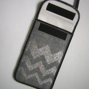 Mobiltok állítható pánttal  XL telefon tartó nyakba akasztható szürke ezüst cikk-cakkos - táska & tok - pénztárca & más tok - telefontok - Meska.hu