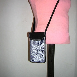 Csipkemintás mobiltok állítható pánttal XL telefon tartó Elegáns nyakbaakasztható kistáska Fekete Fehér - táska & tok - pénztárca & más tok - telefontok - Meska.hu