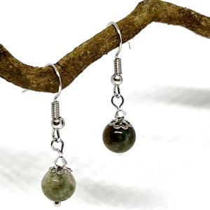Lógós fülbevaló zöldes barnás jáspis ásvány gyönggyel - ékszer - fülbevaló - lógó fülbevaló - Meska.hu