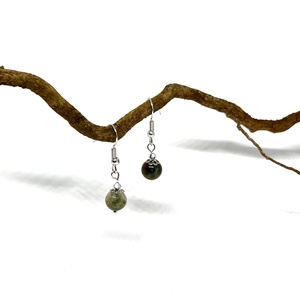 Lógós fülbevaló zöldes barnás jáspis ásvány gyönggyel - ékszer - fülbevaló - lógó fülbevaló - Meska.hu