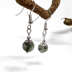 Lógós fülbevaló zöldes barnás jáspis ásvány gyönggyel - ékszer - fülbevaló - lógó fülbevaló - Meska.hu
