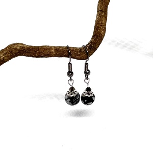 Lógós fülbevaló fekete-fehér ásvány gyönggyel - ékszer - fülbevaló - lógó fülbevaló - Meska.hu
