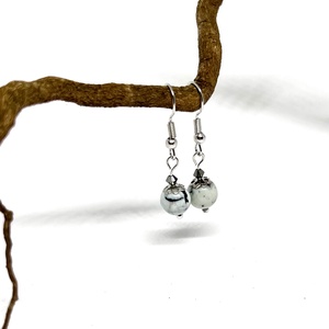 Lógós fülbevaló fekete-fehér ásvány gyönggyel - ékszer - fülbevaló - lógó fülbevaló - Meska.hu