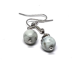 Lógós fülbevaló fekete-fehér ásvány gyönggyel - ékszer - fülbevaló - lógó fülbevaló - Meska.hu