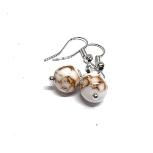 Lógós fülbevaló fehér-arany márványos gyönggyel - ékszer - fülbevaló - lógó fülbevaló - Meska.hu