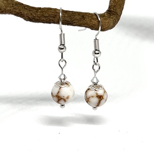 Lógós fülbevaló fehér-arany márványos gyönggyel - ékszer - fülbevaló - lógó fülbevaló - Meska.hu