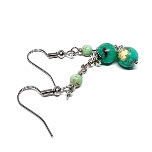 Lógós fülbevaló zöldeskék márványos gyönggyel - ékszer - fülbevaló - lógó fülbevaló - Meska.hu