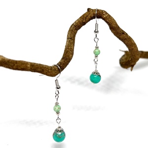 Lógós fülbevaló zöldeskék márványos gyönggyel - ékszer - fülbevaló - lógó fülbevaló - Meska.hu