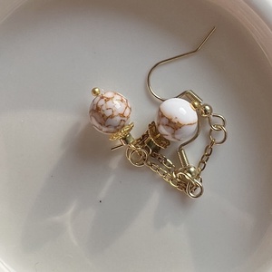 �Kincugi álom kézműves howlit gyöngy lógós fülbevaló - ékszer - fülbevaló - lógó fülbevaló - Meska.hu