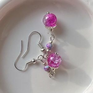 Rózsaszín-türkiz lógós roppantott üveg gyöngy fülbevaló ezüstszín szerel�kkel - ékszer - fülbevaló - lógó fülbevaló - Meska.hu