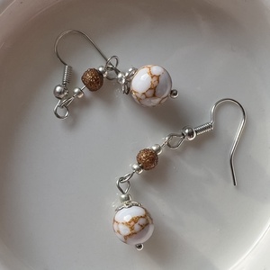 �Kincugi álom kézműves howlit gyöngy lógós fülbevaló - ékszer - fülbevaló - lógó fülbevaló - Meska.hu