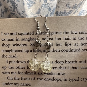 Halvány sárga kézműves roppantott üveg gyöngy lógós fülbevaló - ékszer - fülbevaló - lógó fülbevaló - Meska.hu