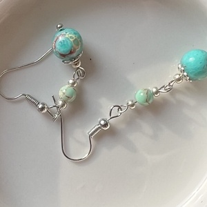 �Türkiz-álom kézműves howlit gyöngy lógós fülbevaló - ékszer - fülbevaló - lógó fülbevaló - Meska.hu