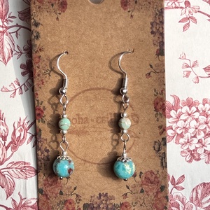 �Türkiz-álom kézműves howlit gyöngy lógós fülbevaló - ékszer - fülbevaló - lógó fülbevaló - Meska.hu