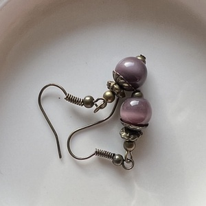 Lila opálos kézműves gyöngy lógós fülbevaló - ékszer - fülbevaló - lógó fülbevaló - Meska.hu
