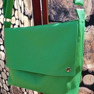 Fűzöld színű, nagy méretű válltáska vízálló textilből - Meska.hu
